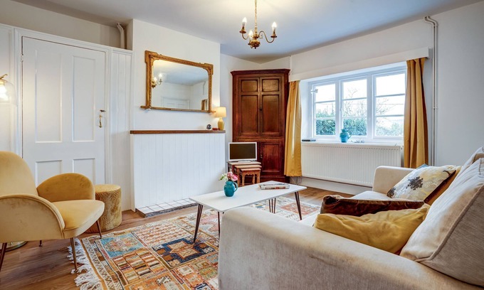 Long Hanborough House | Windrush Cottage | Oxfordshire Holiday Let | 2 Bedrooms & Sleeps 4