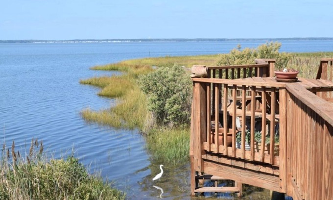 Chincoteague House | Windrush-Water's Edge, Steps Away from the Bay