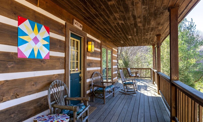 Boone Cabin | Windsong - long range views, pet friendly, fireplace