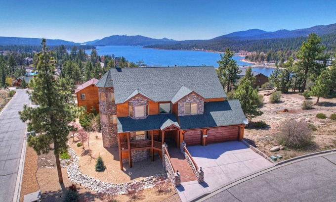 Castle Glen Estates Cabin | Windsong Retreat by Destination Big Bear : Luxurious! Panoramic Views! Central A/C! Hot Tub! Internet! Master Suite! Game Table! Lake Views!