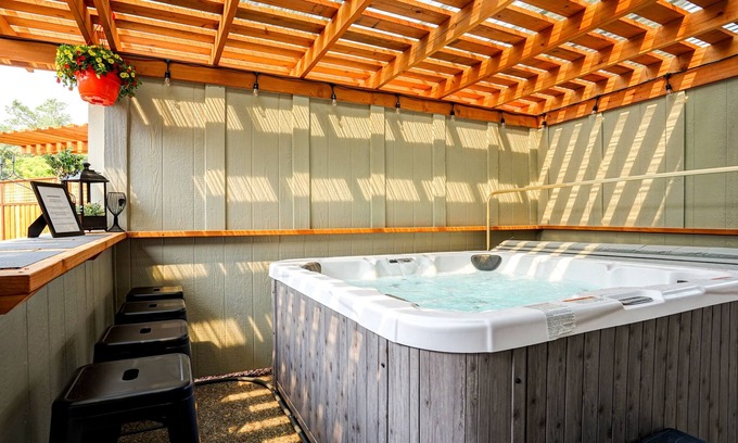 Windsor House | Windsor home on golf course w/hot tub