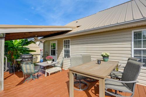 Lexington House | Wine and BBQ Trail Fun Home with Hot Tub in Lexington