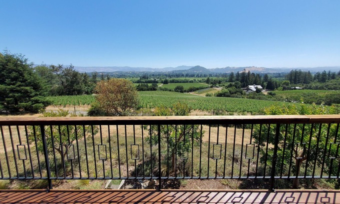 Healdsburg House | Wine Country Getaway with Panoramic Views-5 min from downtown Healdsburg