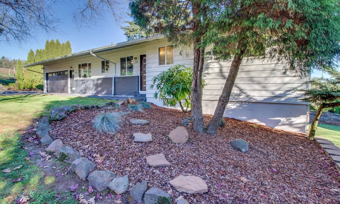 Dundee House | Wine country home with game room & valley view - dog-friendly