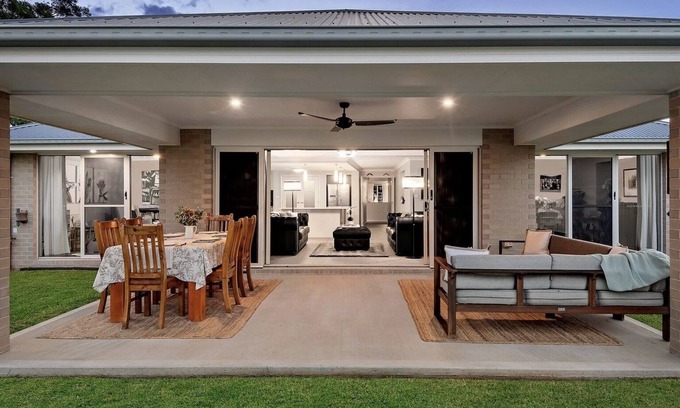 Cessnock House | Wine Down Manor - Large and Stunning 5 Bedroom Home in the Hunter Valley