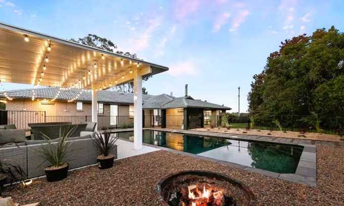Nulkaba House | Wine Stop Quarters Pool, Tour, Pickup Wineries
