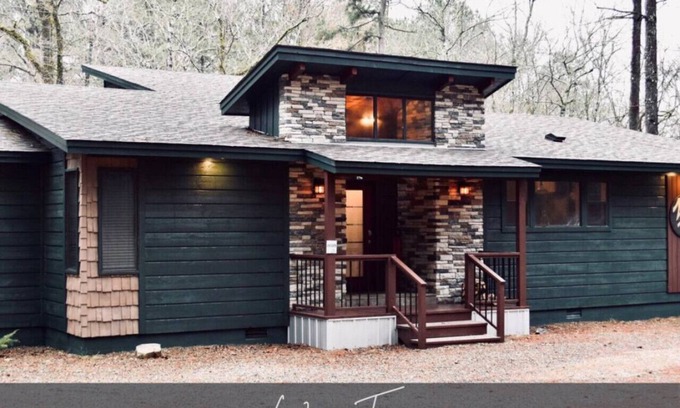 Broken Bow Apartment | Wine Time – Shuffleboard, Table Arcade, Play Set