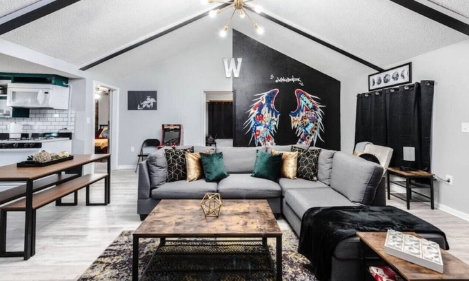 South Overton House | Wings Den - LBK 2BR/1BA - One Block From TTU