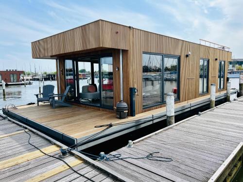 Monnickendam Boat Rental | Winter at Surla Houseboat "De Albatros" in Monnickendam