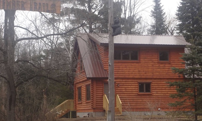Honor Cabin | Winter wonderland is coming!Log home min. from Slpng. Bear Dunes & Crystal Mt.