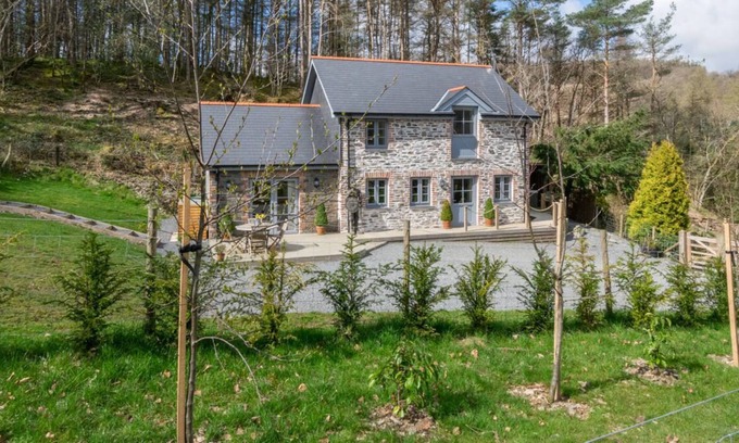 Ysbyty Ystwyth House | Wisteria Cottage - Bwthyn yr Ardd