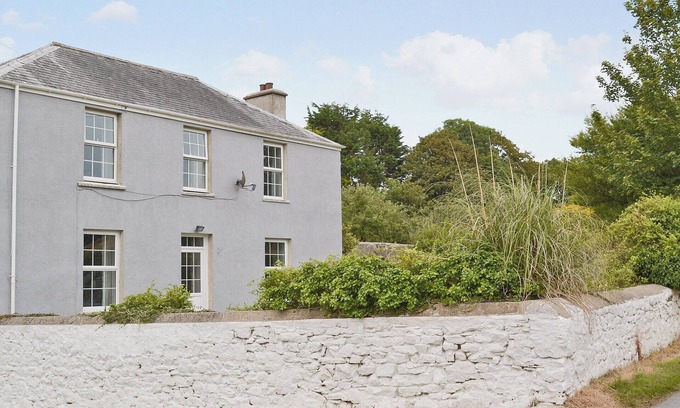Pembroke Cottage | With a large garden, this farmhouse is an ideal property for a family holiday.