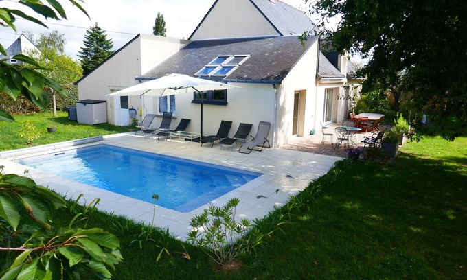 Baden House | With heated pool 5km from beaches, sailing school, trails, pier.