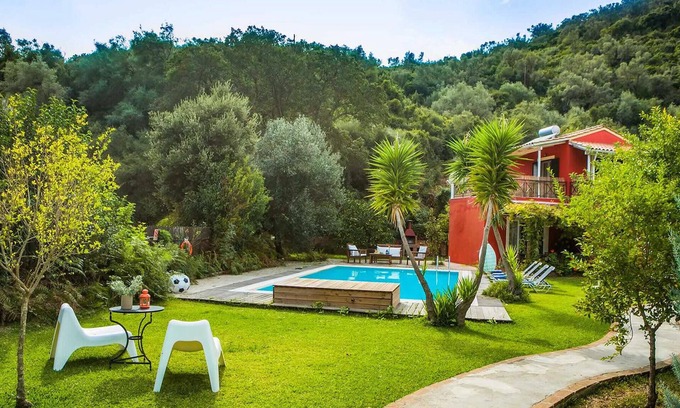 Mikros Gialos House | With its gorgeous location amid mature gardens just a five minute walk from the beach, this is a gem