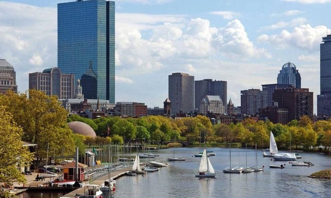 Government Center House | Within Walking Distance to Faneuil Hall, Quincy Market and The Freedom Trail!