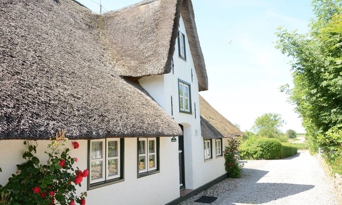 Midlum House | Wohnen Unter Reet in Ruhiger Dorfrandlage, Ideal für Paare, Gerne Auch mit Hund!
