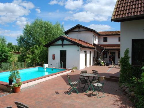 Dargun Apartment | Wohnung in Dargun mit Pool und Streichelzoo, cleaning included