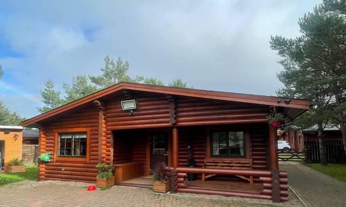 Morpeth Cottage | Wolf Lodge - a log cabin that sleeps 6 guests in 3 bedrooms