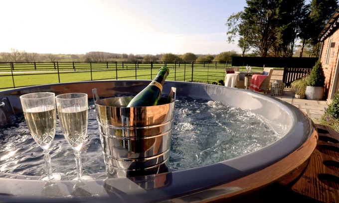 Walton House | Wonderful villa for 2 people with pool, hot tub, WIFI, TV, terrace and pets allowed