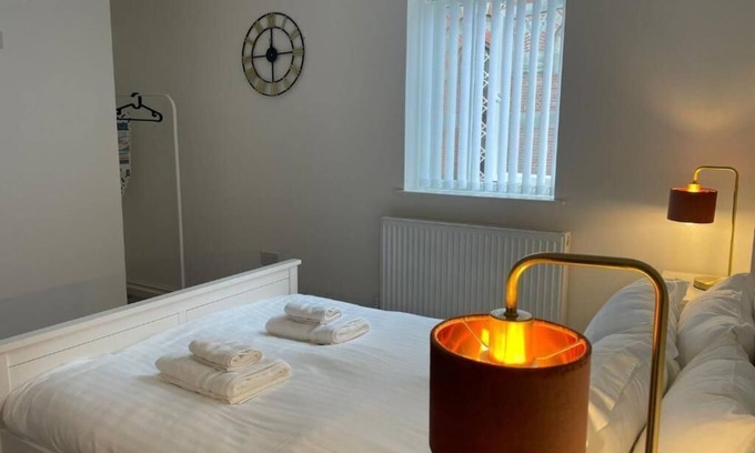Liverpool House | Wonderful 6-bedroom 6 bathroom townhouse ,near Liverpool City Center.