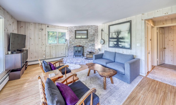 Winhall House | Wonderful Getaway Near the Slopes W/ Free WiFi. Scenic Deck, & Full Kitchen!