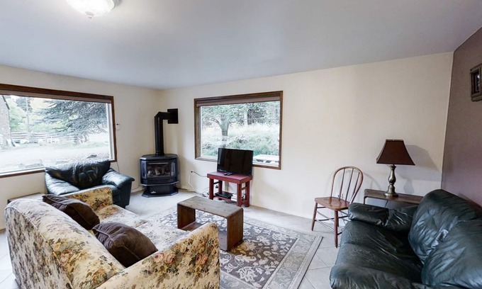 Joseph House | Wonderful Home Close to Lake w/Private W/D, WiFi, Gas Fireplace - 2 Dogs Okay