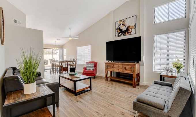 Paradise Valley House | Wonderful home near the strip and airport