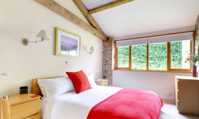 Umberleigh Villa | Wonderful private villa for 6 people with WIFI, TV, patio, pets allowed and parking