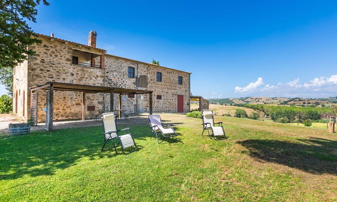 Magliano in Toscana Villa | Wonderful private villa for 12 people with TV, patio, pets allowed, panoramic view and parking