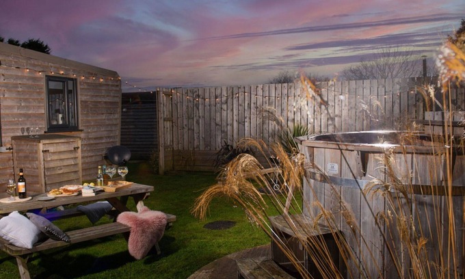 Helford Passage House | Wonderful private villa for 3 guests with hot tub, WIFI, TV, pets allowed and panoramic view