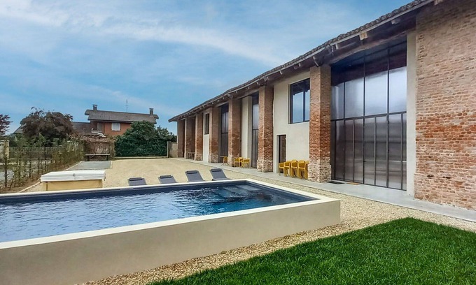Poirino Villa | Wonderful private villa for 14 people with WIFI, hot tub, A/C, private pool, TV and patio