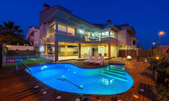 Reus Villa | Wonderful private villa for 8 guests with A/C, private pool, hot tub, WIFI, TV and patio
