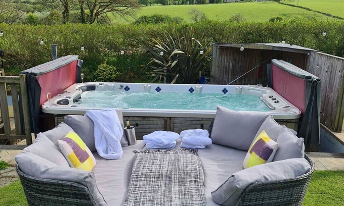 Fivelanes House | Wonderful private villa for 4 guests with hot tub, WIFI, TV, patio and panoramic view