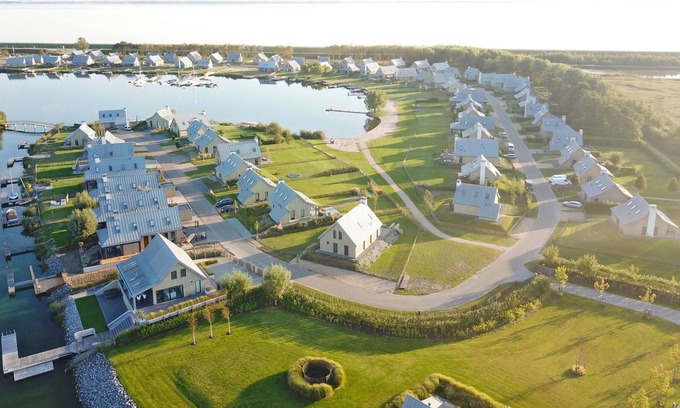 Tholen House | Wonderful private villa for 10 people with WIFI, hot tub, TV and parking