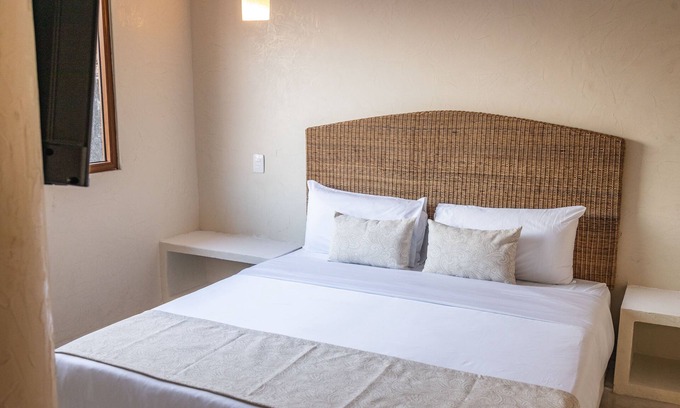 Centro Hotel | Wonderful Room @Walled City with King Bed