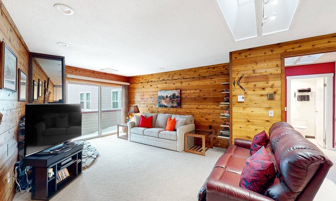 Big White Ski Resort Condo | Wonderful ski-in/out condo with balcony, full kitchen, WiFi, & cable