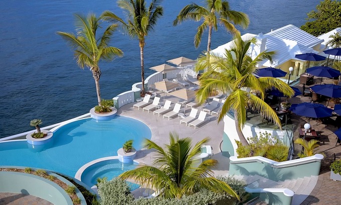 Paget Hotel | Wonderful Stay! 2 Spacious Units, Outdoor Pool, FREE Parking, Near Mermaid Beach