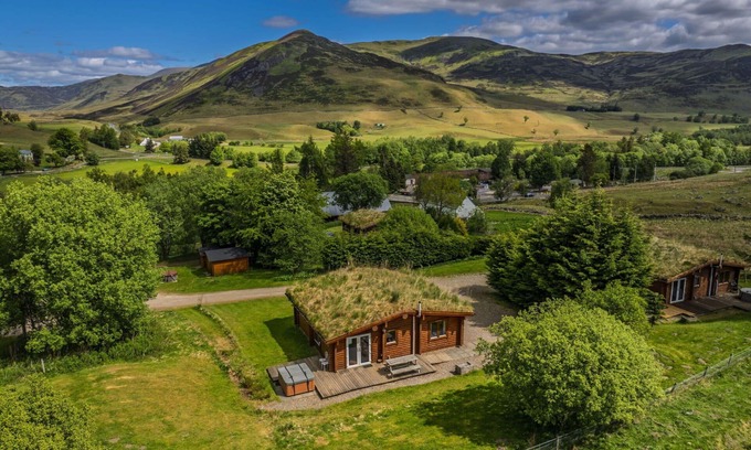Spittal of Glenshee House | Wonderful villa for 4 guests with hot tub, WIFI and parking