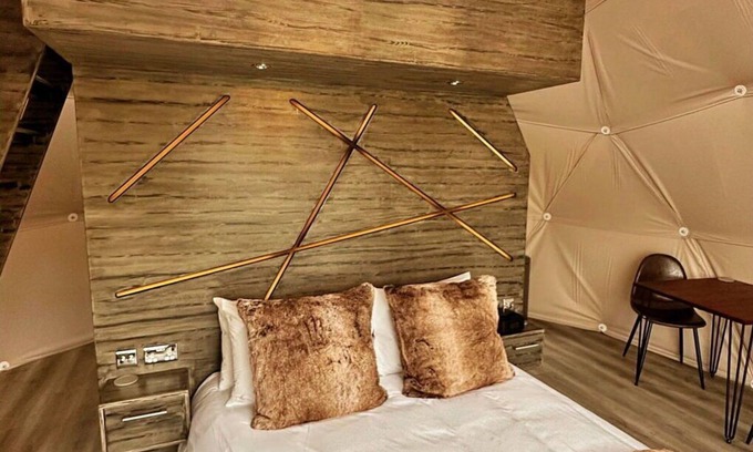 Chiddingstone Hoath House | Wonderful villa for 4 guests with WIFI, hot tub and terrace