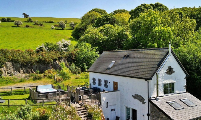 Eglwysbach House | Wonderful villa for 7 guests with hot tub, WIFI and terrace