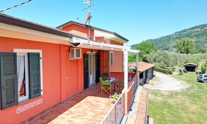 Aulla Villa | Wonderful villa for 4 guests with WIFI, A/C, TV, terrace and pets allowed, close to La Spezia