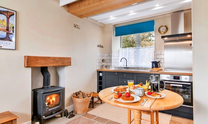 Grewelthorpe House | Wonderful villa for 2 guests with WIFI, TV and pets allowed