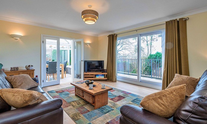 Dyserth House | Wonderful villa for 4 people with WIFI, hot tub and terrace