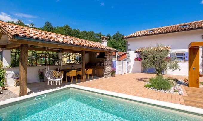 Mucici House | Wonderful villa for 6 people with private pool, A/C, WIFI, TV, patio, pets allowed and parking