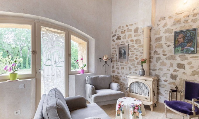 Caderousse House | Wonderful villa for 6 guests with WIFI, terrace and parking