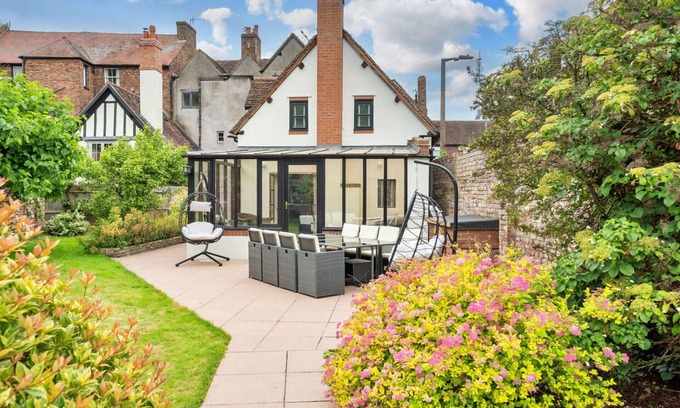 Bridgnorth House | Wonderful villa for 8 guests with hot tub, WIFI, terrace and pets allowed