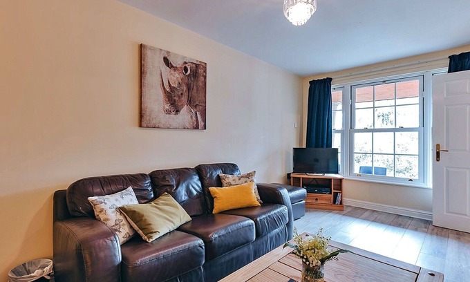 Eaton Mascott House | Wonderful villa for 2 guests with WIFI, TV and pets allowed