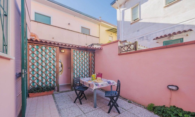 Viareggio House | Wonderful villa for 8 guests with TV and patio