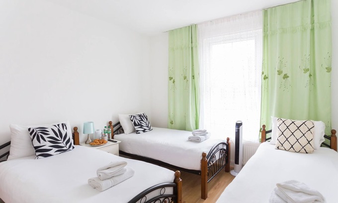 Haringey House | "Wood Green Retreat for Three