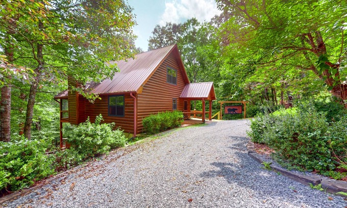 Mineral Bluff Cabin | Wooded dog-friendly cabin with games, firepit, screened porch, & private hot tub